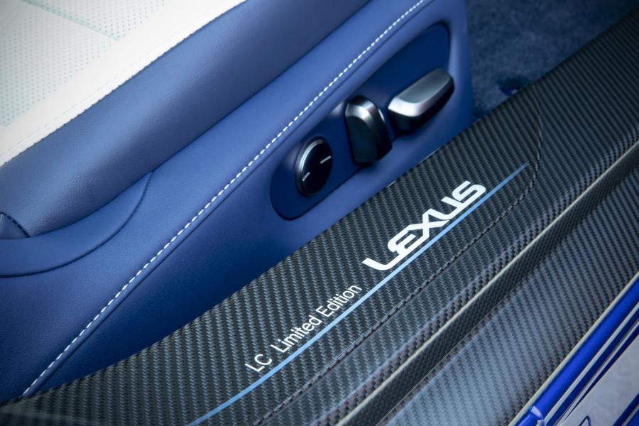 Детали интерьера Lexus LC500 Morphic Blue Limited Edition 2018 года  (AU) (фото 5 из 6)